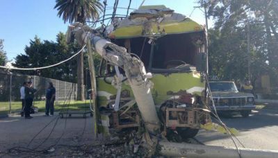 Por un pozo en la calle, un colectivo choc� contra un poste de luz