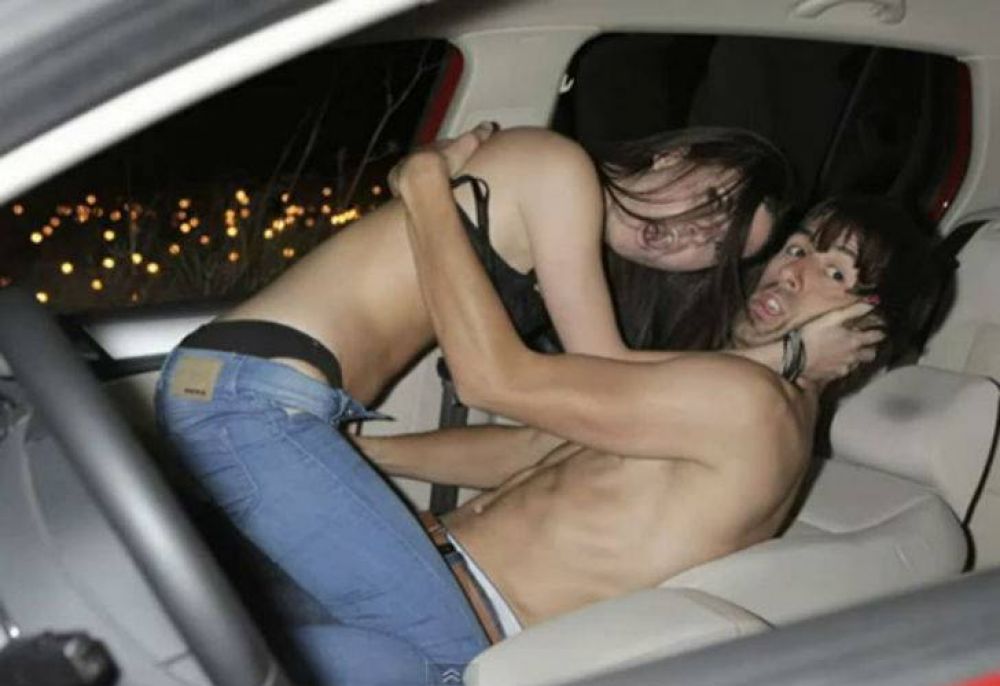 Inslito: tenan sexo en el auto y chocaron en una rotonda