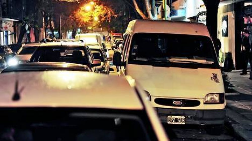 Crisis del estacionamiento: en Capital hay un auto y medio por cada lugar disponible