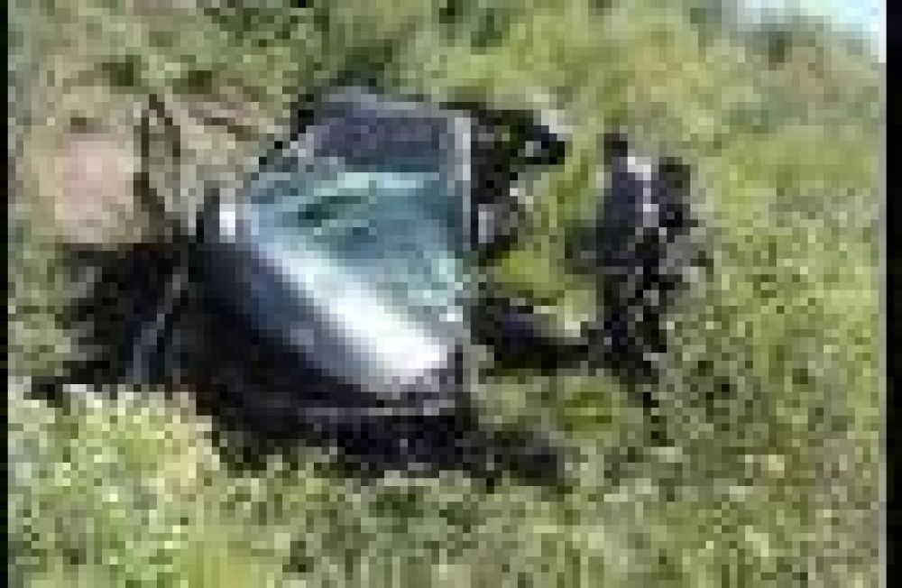 Se desbarranc� un auto con cinco ocupantes en el arroyo Molino