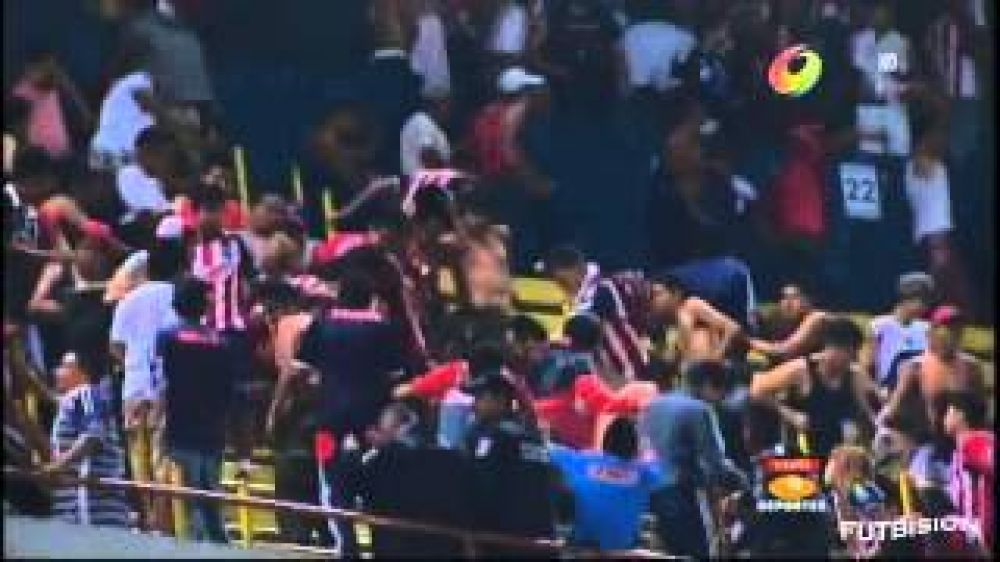 Brutal pelea en las gradas del cl�sico mexicano entre Chivas y Atlas