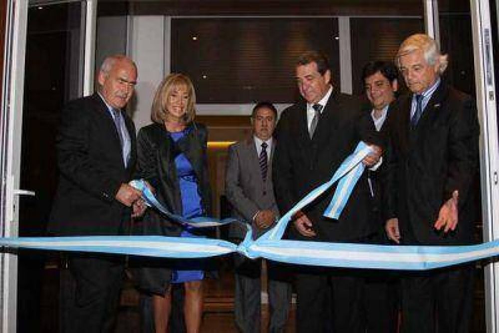 Con la presencia del Ministro Meyer, se inaugur� oficialmente el Hotel Howard Johnson de Ezeiza