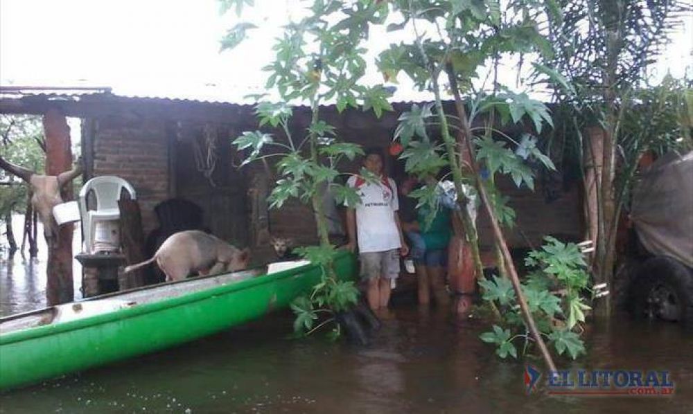 Leve baja del Riachuelo da alivio, aunque llevar� tiempo el retorno de los evacuados