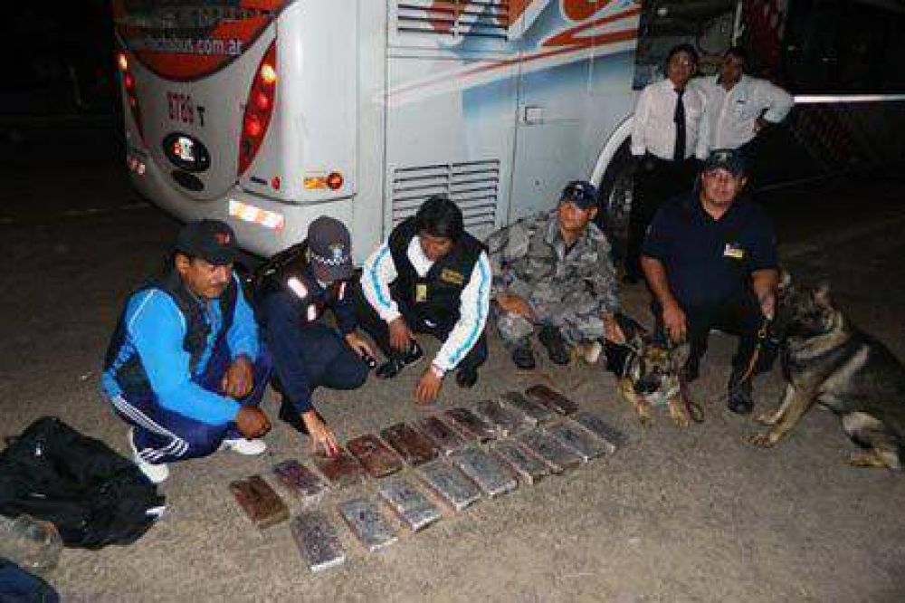 Aker y Morena descubrieron m�s de 17 kilos de marihuana en un micro de larga distancia