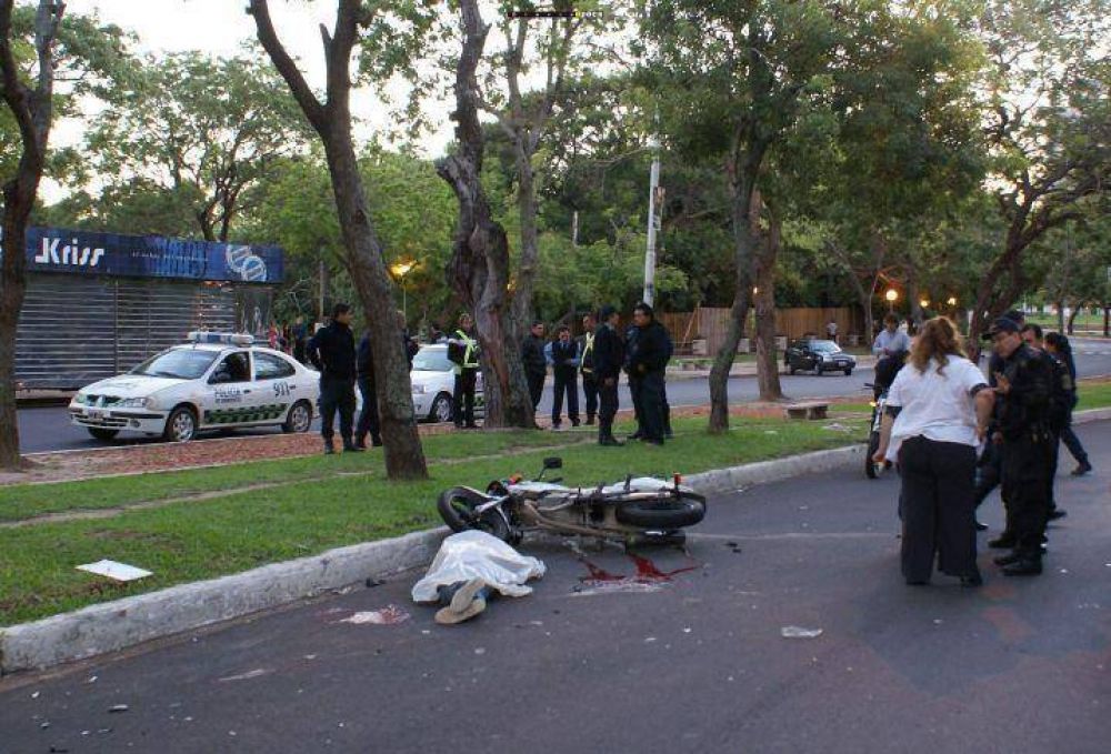 Un joven motociclista muri� al caer de cabeza contra el asfalto