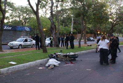 Un joven motociclista muri� al caer de cabeza contra el asfalto