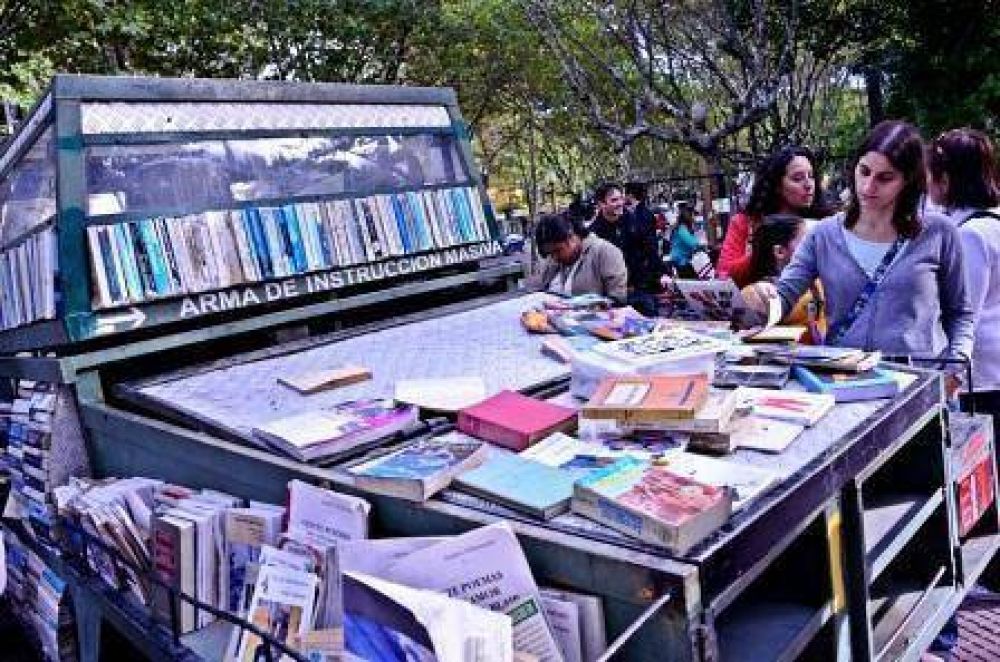 San Fernando lee: los libros tomaron la Plaza Mitre y cientos de personas se llevaron ejemplares gratuitos 