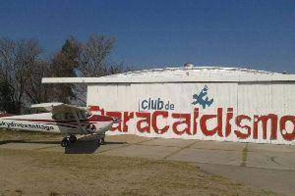 Hoy habr� saltos individuales y en t�ndem organizados por el Club de Paracaidismo