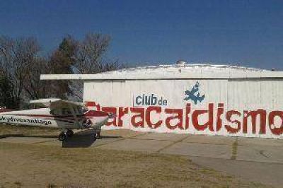 Hoy habr� saltos individuales y en t�ndem organizados por el Club de Paracaidismo