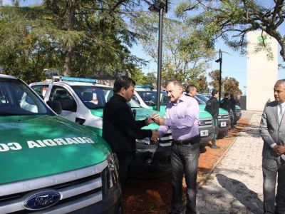Pereyra entreg� ocho m�viles nuevos a la Guardia Comunal