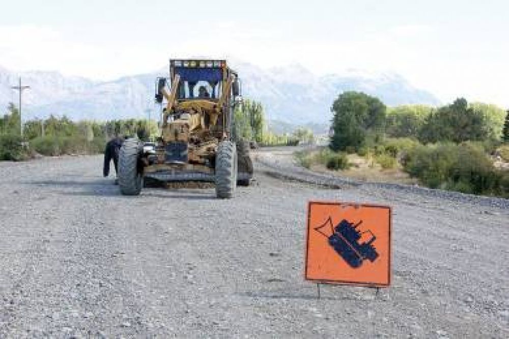 El Gobierno avanza con la repavimentaci�n de la ruta que une a Trevelin con Aldea Escolar