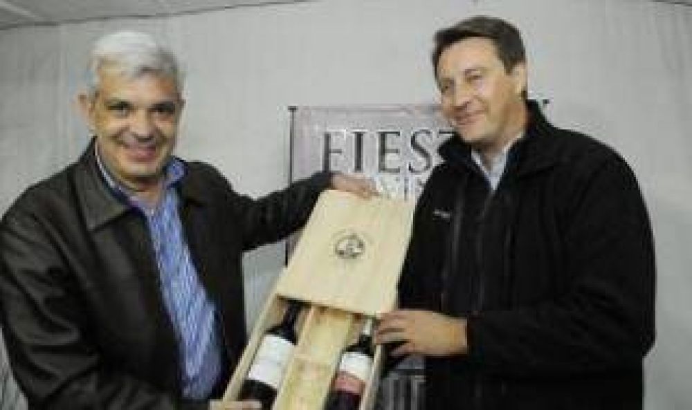 Dom�nguez particip� de la Fiesta provincial de la Vendimia en Tornquist