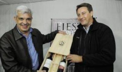 Dom�nguez particip� de la Fiesta provincial de la Vendimia en Tornquist