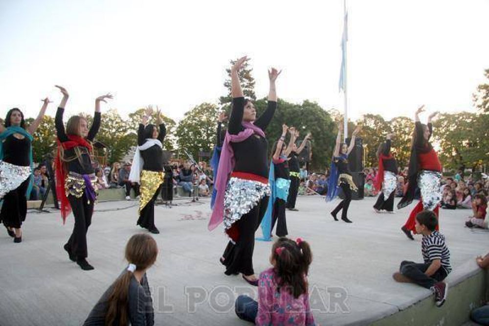 Encuentro art�stico en la Plaza L�pez Camelo
