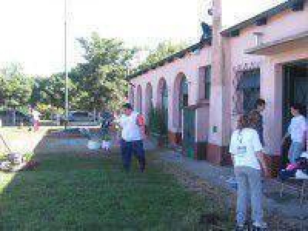 J�venes militantes pintaron la Escuela N�6