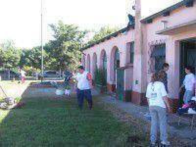 J�venes militantes pintaron la Escuela N�6