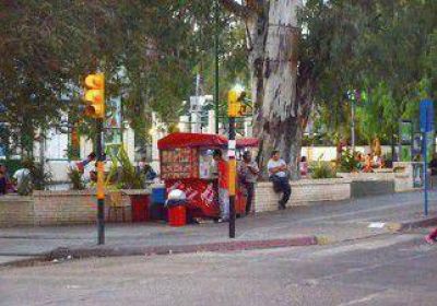 Fue apu�alado mientras esperaba en la fila para comprar un pancho 