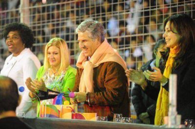El gobernador participa de la noche final del carnaval