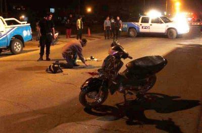 Herido grave al chocar en moto