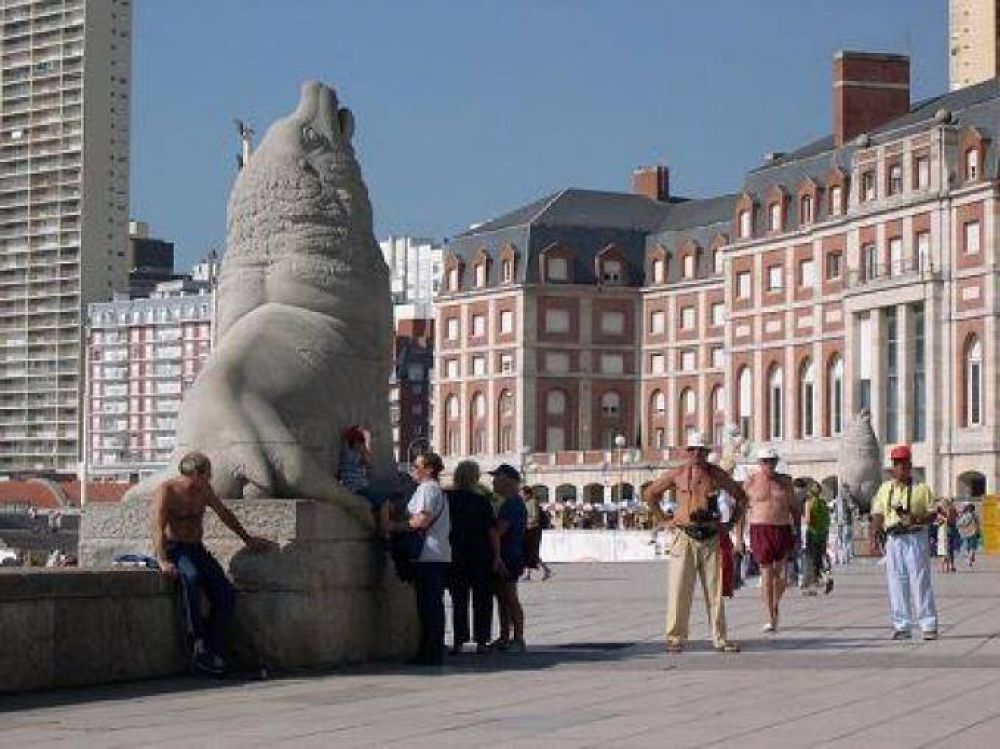 Miles de turistas disfrutan de una escapada oto�al en Mar del Plata