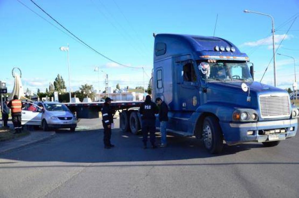 Cami�n cerr� a un auto y su conductor termin� herido