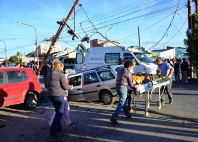 Perdi� el control e impact� contra un poste