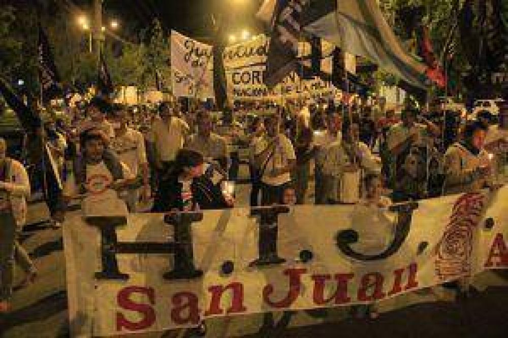 Multitudinaria marcha de antorchas por el d�a de la memoria