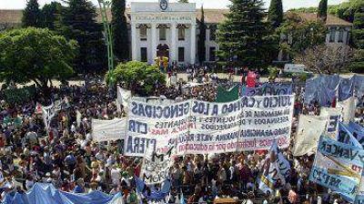 Comenzaron las movilizaciones a la Plaza de Mayo por el D�a de la Memoria, la Verdad y la Justicia