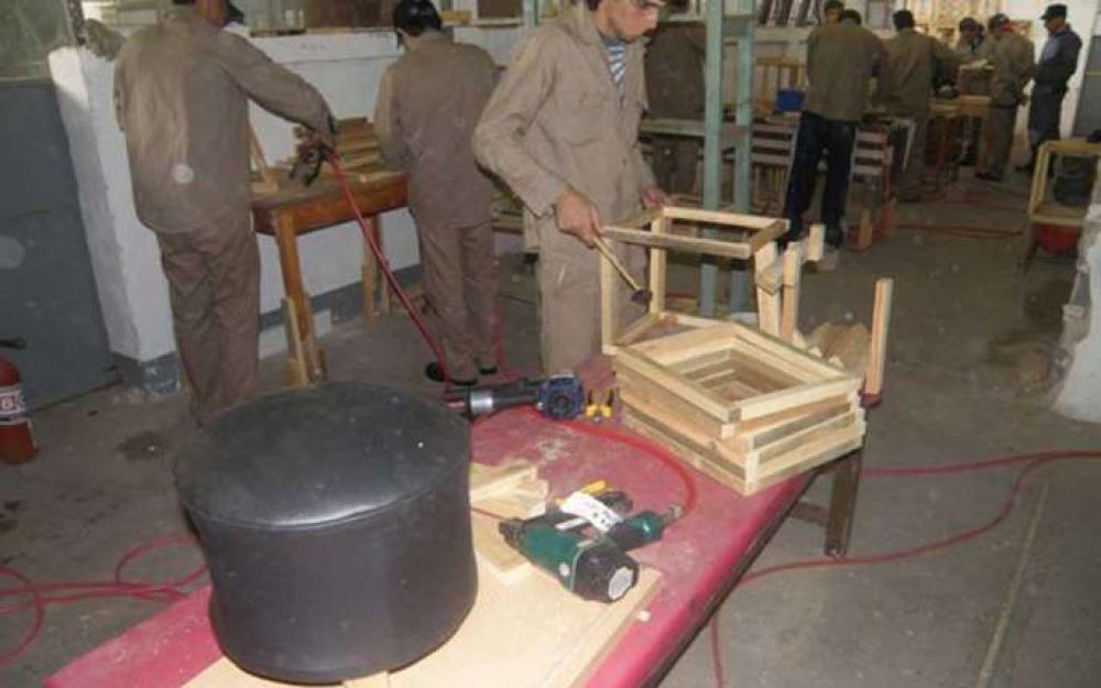 Penados de la UP N 1 fabrican muebles con mtodos de produccin