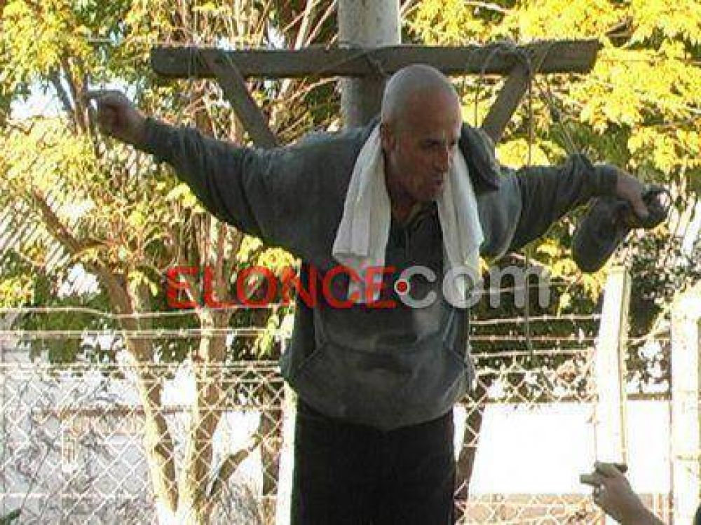 Inslito reclamo en Paran: Un vecino se crucific para que arreglen la calle donde vive