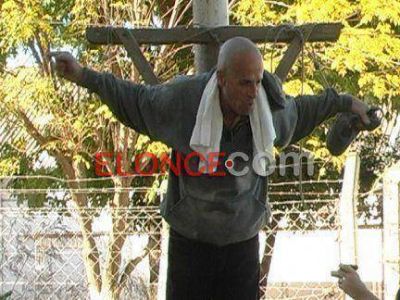 Ins�lito reclamo en Paran�: Un vecino se crucific� para que arreglen la calle donde vive