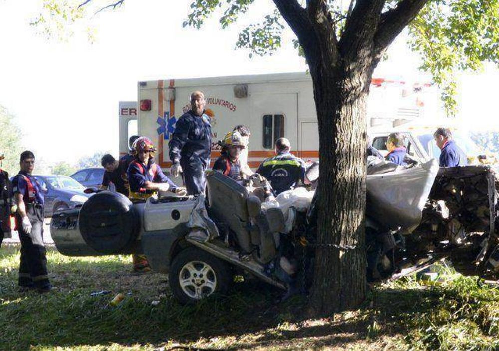 Tres j�venes mueren en violento accidente en ruta 7. Hay 6 heridos