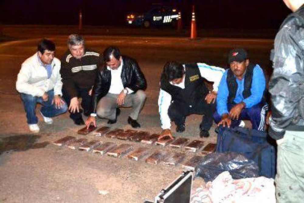 Intentaba pasar casi 18 kilos de marihuana en un colectivo de larga distancia