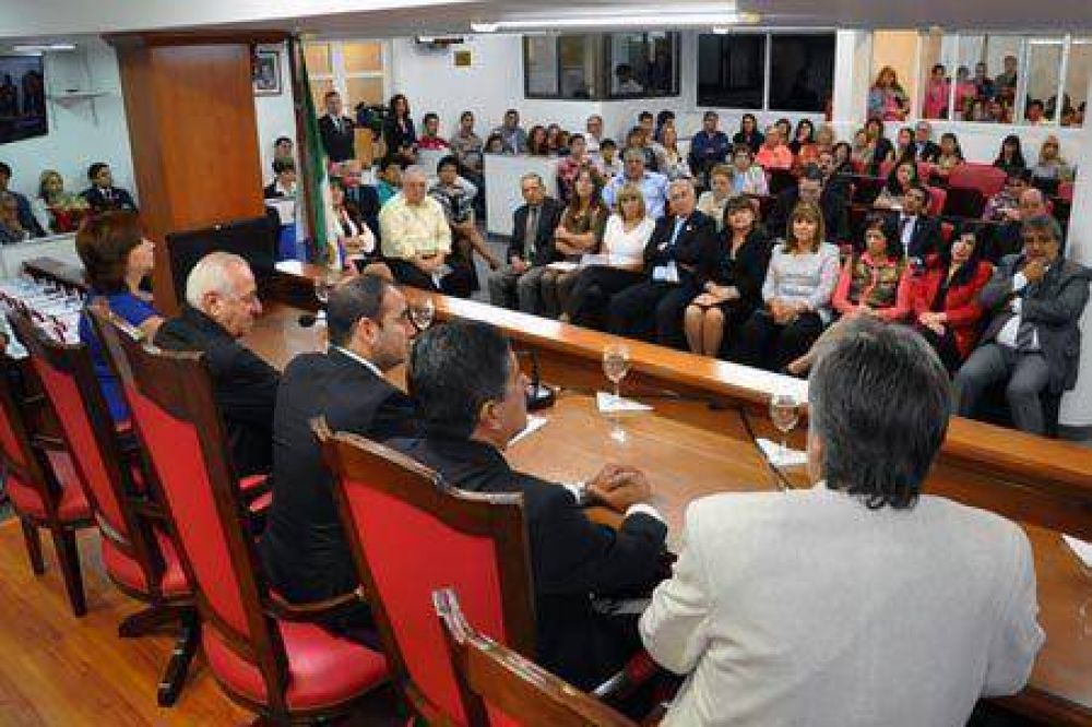 Homenaje a empleados legislativos que prestan servicios desde la recuperaci�n de la democracia