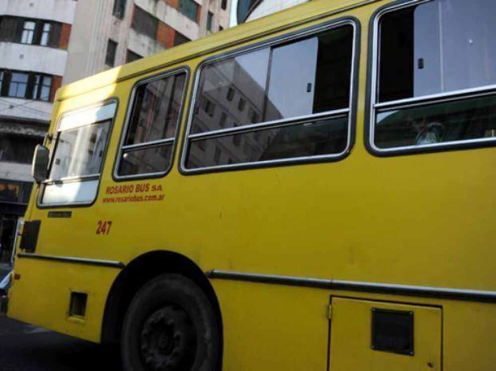 Subi� al colectivo armado y asalt� a los pasajeros
