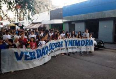 M�s de 300 personas marcharon por la memoria, la verdad y la justicia