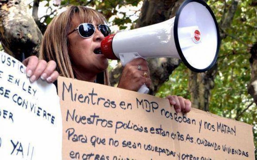 Manifestantes en la puerta de la Departamental: Pulti cobarde y asesino