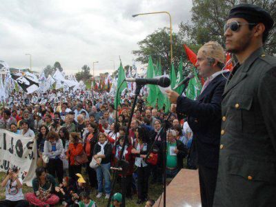 Por m�s memoria, verdad y justicia, recordaci�n y marcha