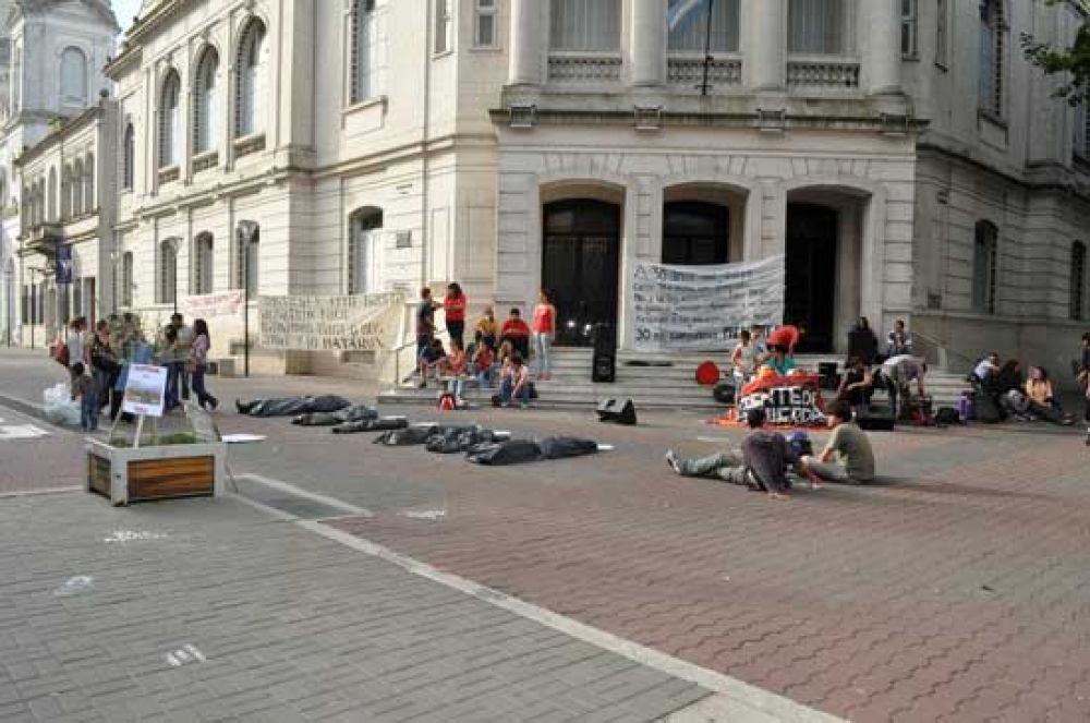 D�a de la Memoria: realizaron acto en el Paseo Jes�s Mend�a