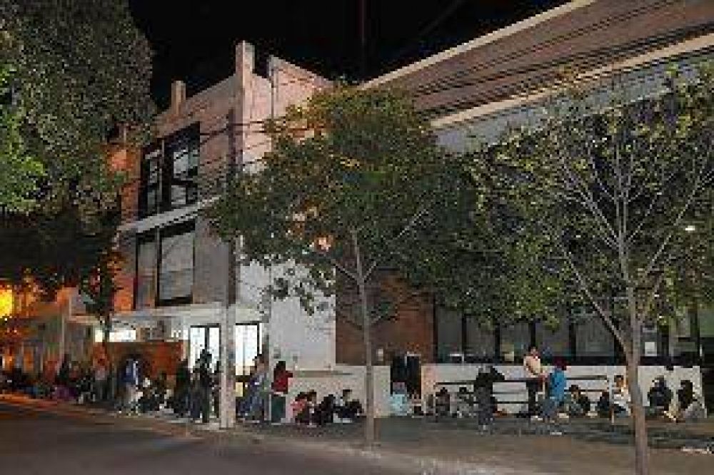 Una multitud de j�venes hace cola en la Anses para solicitar el plan Progresar