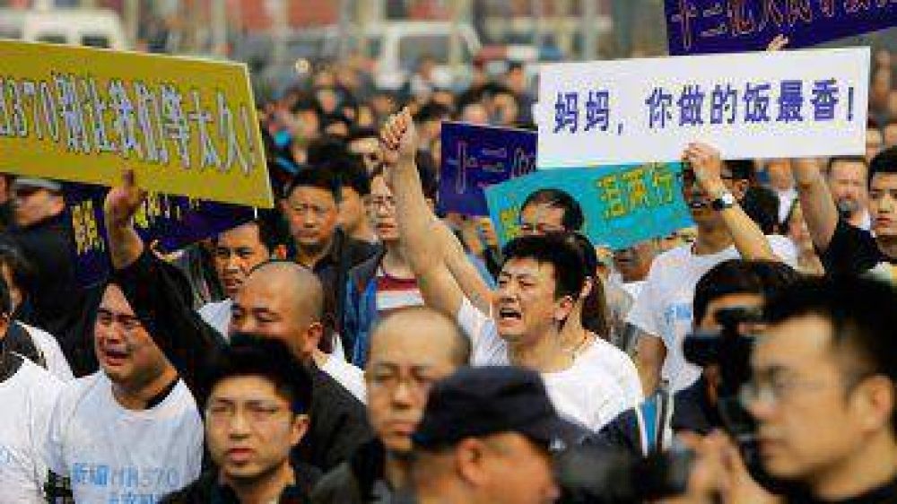 Familiares de v�ctimas del MH370 protestan contra Malasia en Pek�n