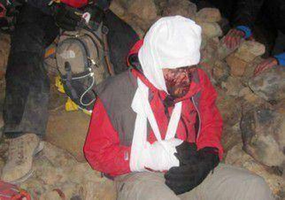 Rescatan a joven cipole�o en el volc�n Tromen 