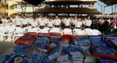 Entregaron kits estudiantiles a estudiantes de Isla de Ca�a