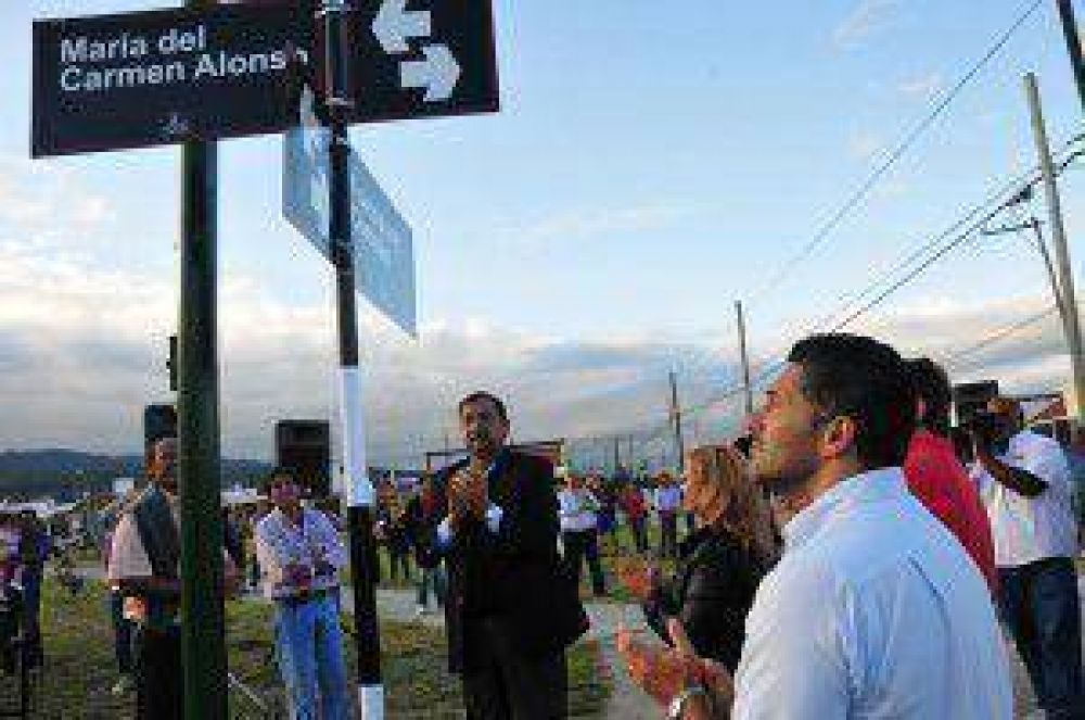 Isa encabez� el acto de nombramiento de las calles de barrio el Huayco