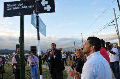 Isa encabez� el acto de nombramiento de las calles de barrio el Huayco