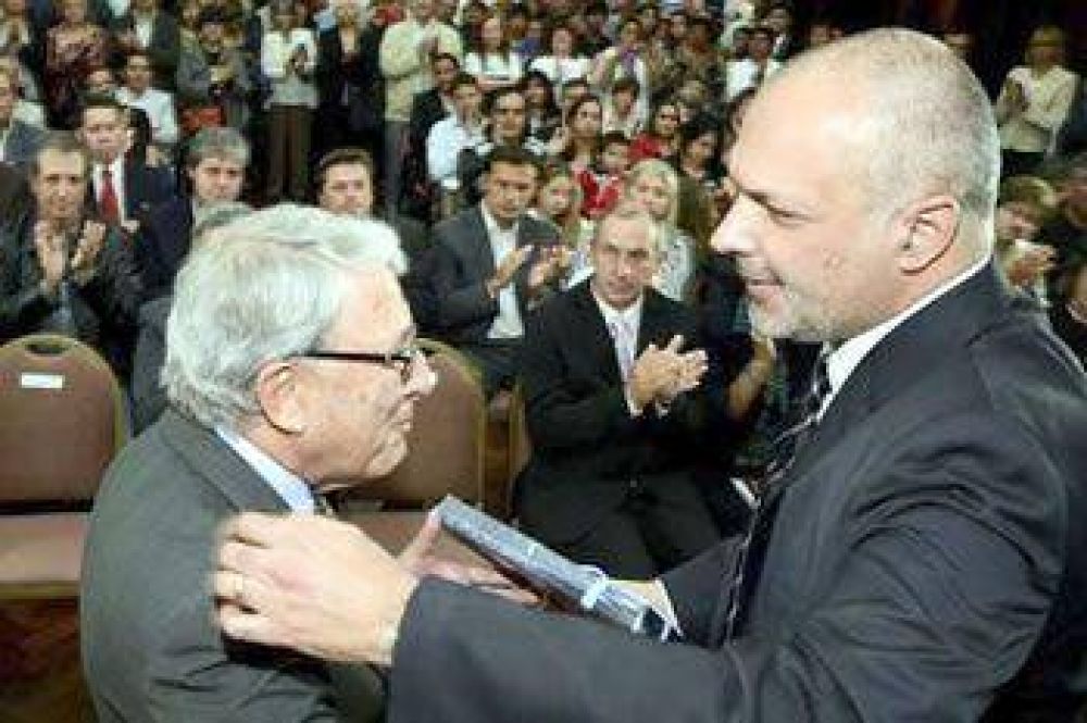 Reconocen a intendentes destituidos por el golpe del 76