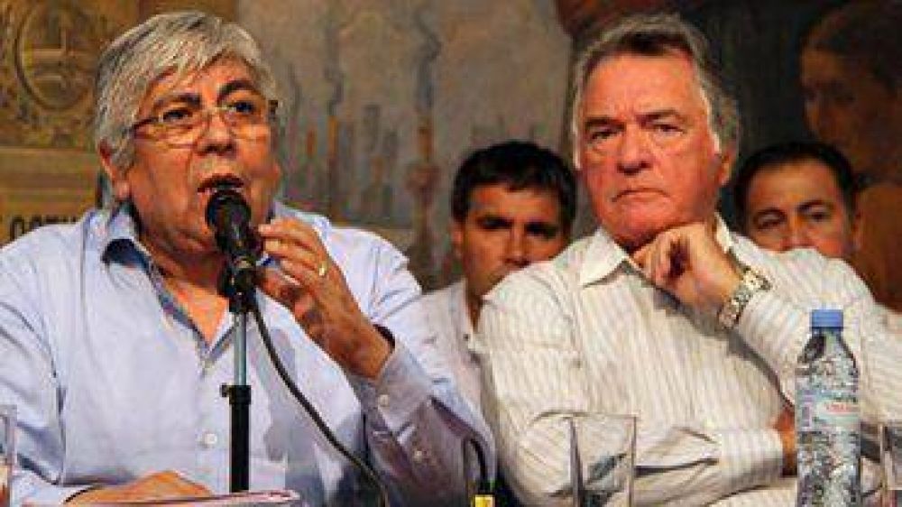 Moyano y Barrionuevo se re�nen para definir la fecha del paro nacional, al que se suma la CTA