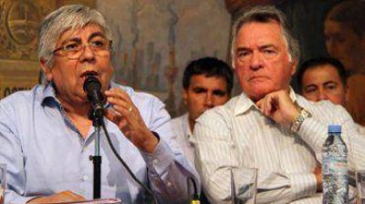 Moyano y Barrionuevo se re�nen para definir la fecha del paro nacional, al que se suma la CTA