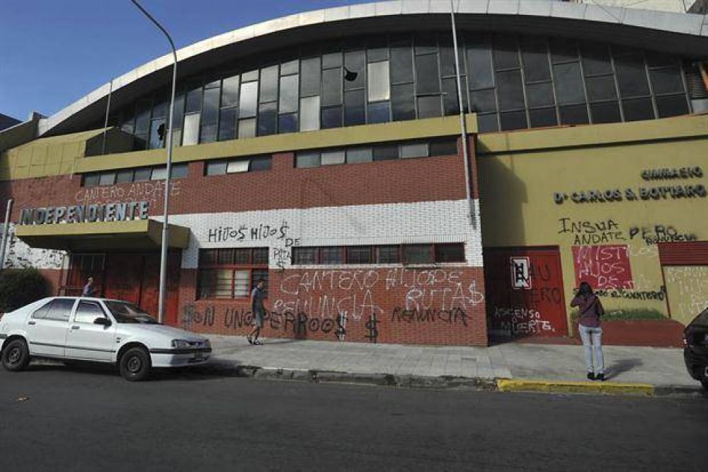 La sede de Independiente amaneci� con pintadas contra Javier Cantero
