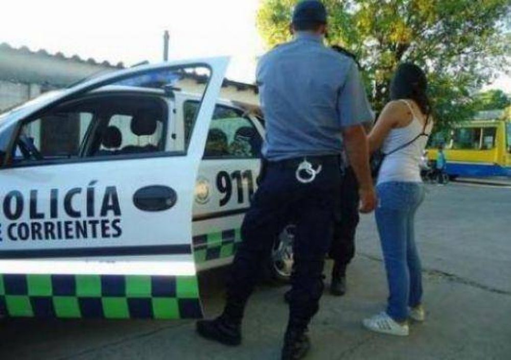 Vecinos demoraron a un ladr�n que rob� el celular a una mujer